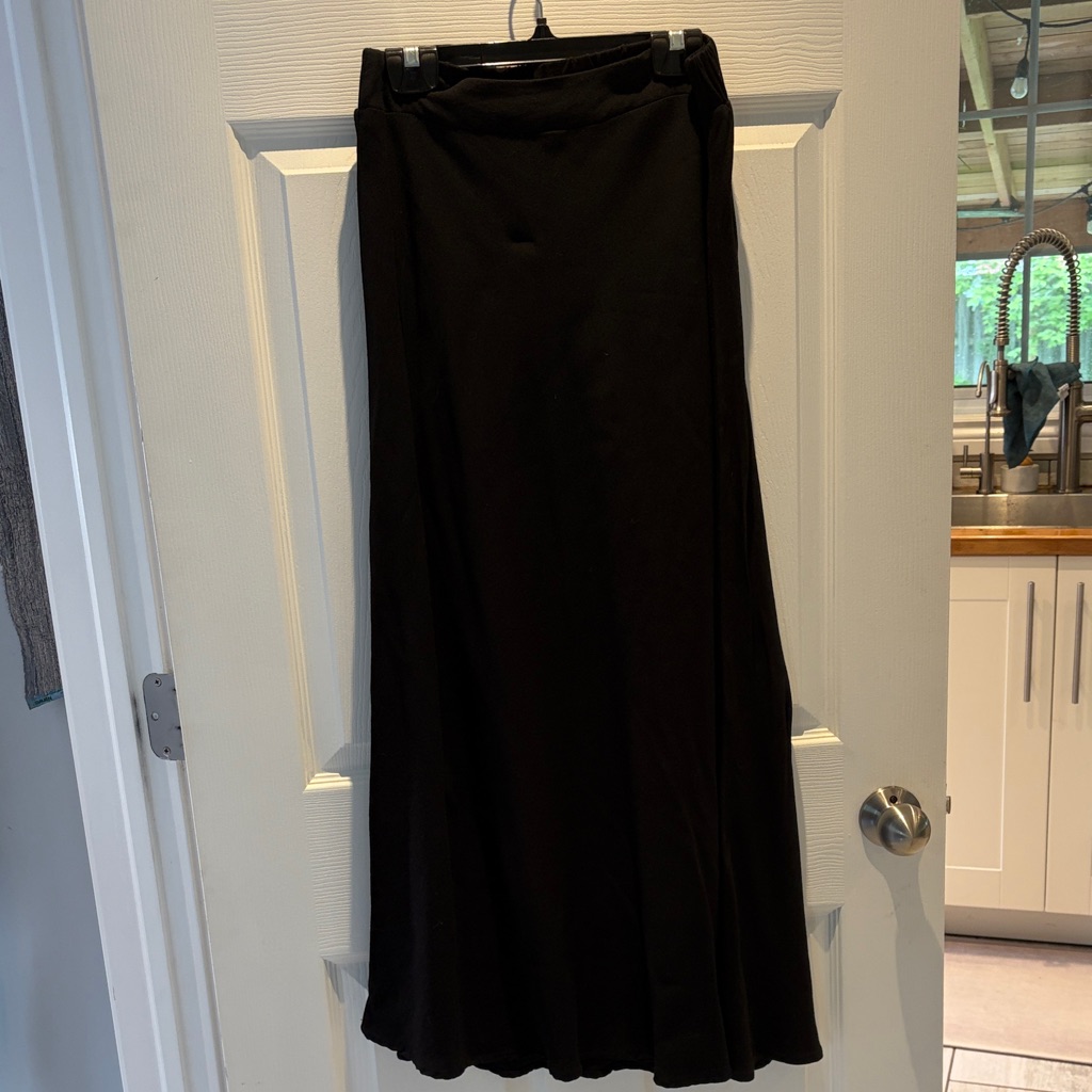 Crepe Black Maxi Skirt With Sleek Silhouette